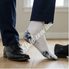 Чому взуття фарбується всередині та що з цим робити