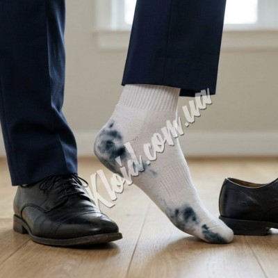 Чому взуття фарбується всередині та що з цим робити